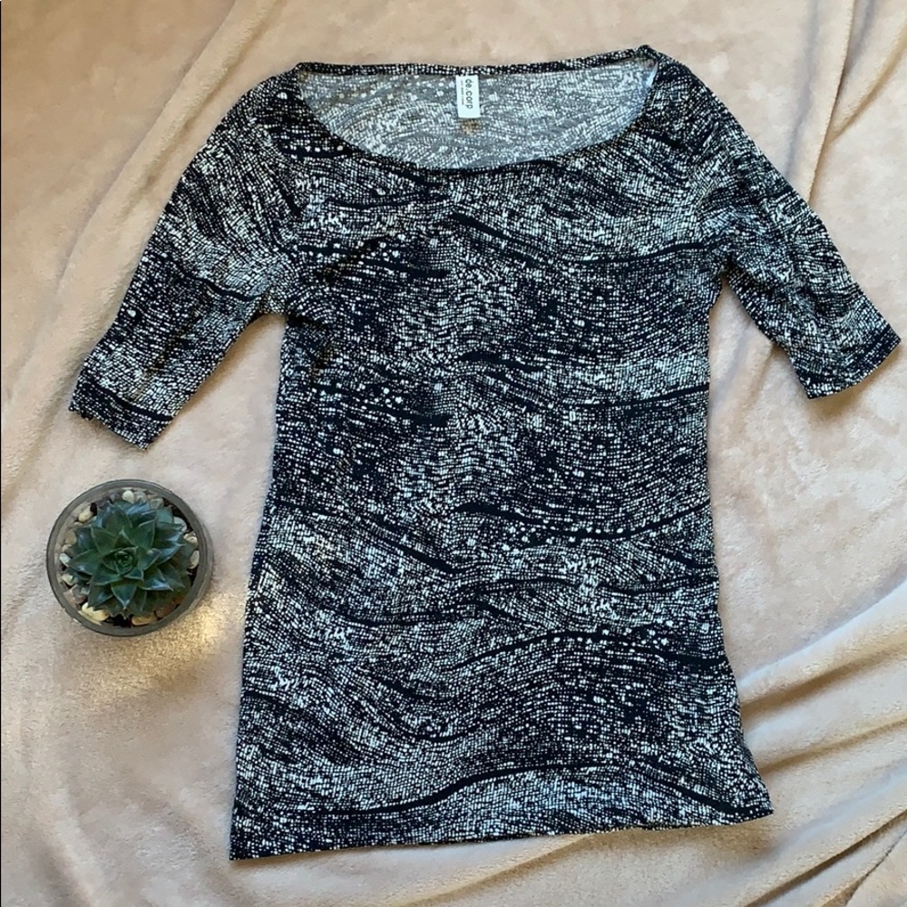 5/$25 Esprit top in black and white design